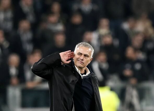 Jose Mourinho menggelengkan telinganya ke arah para penggemar
