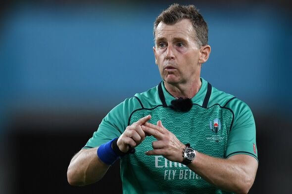 (FILES) Dalam file foto 5 Oktober 2019 ini, wasit asal Wales Nigel Owens memberi isyarat P selama Piala Dunia Rugbi 2019 di Jepang
