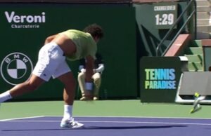 Bintang Indian Wells itu menghancurkan pemukulnya dan membuangnya ke tempat sampah dalam ledakan yang berapi-api. Tennis | olahraga
