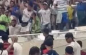 Kekerasan meletus di pertandingan sepak bola papan atas saat kursi-kursi dilemparkan ke arah para penggemar dalam adegan kacau Football | olahraga