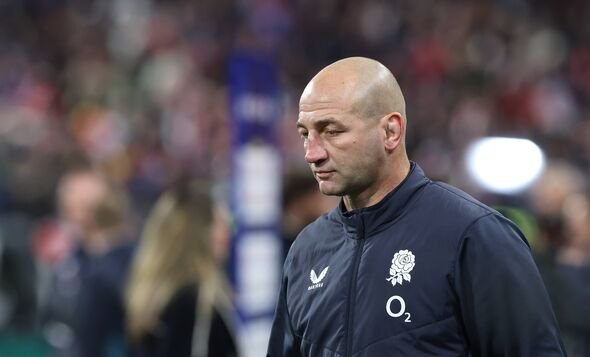 Steve Borthwick yang penuh perhatian memasuki lapangan.