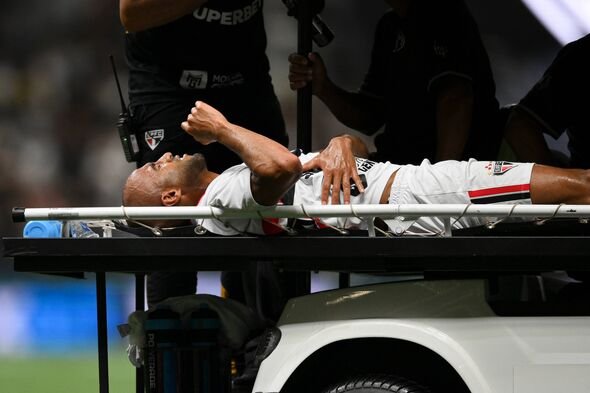 BELO HORIZONTE, BRASIL – 18 MARET: Pemain Sao Paulo Lucas Moura terbaring di tandu setelah cedera dalam pertandingan antara Atleti