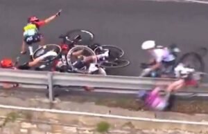 Pengendara sepeda dirawat di rumah sakit setelah tabrakan sembilan sepeda yang mengerikan membuatnya ‘tidak bergerak’ | Lainnya | olahraga