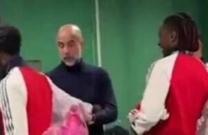 Pep Guardiola membawa tiga bintang Arsenal ke terowongan setelah final piala | Sepak Bola | olahraga