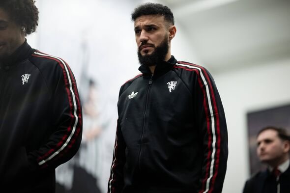 Noussair Mazraoui di Newcastle melawan Man Ut