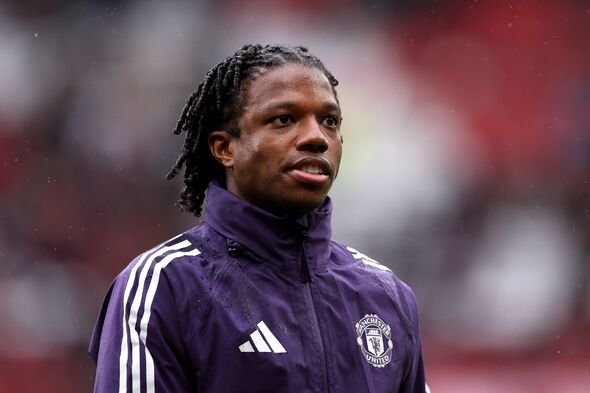 MANCHESTER, INGGRIS – 15 MARET: Tyrell Malacia dari Manchester United melakukan pemanasan sebelum pertandingan Liga Premier antara Manchester