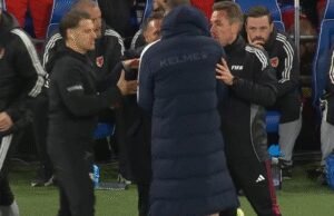 Craig Bellamy dan Edin Dzeko bentrok di pinggir lapangan saat babak playoff Piala Dunia berakhir dengan kekacauan | Sepak Bola | olahraga