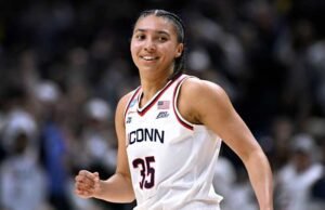 34 poin Fudd dan delapan lemparan tiga angka mendorong UConn melewati Syracuse dan masuk ke Sweet 16 untuk tahun ke-32 berturut-turut