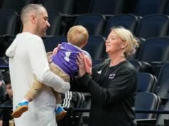 March Madness bersinggungan dengan waktu keluarga untuk pelatih High Point sementara ibu pergi bekerja