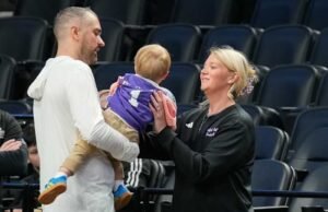 March Madness bersinggungan dengan waktu keluarga untuk pelatih High Point sementara ibu pergi bekerja