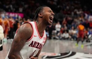 Pelompat detik terakhir Jaden Bradley mengangkat No. 2 Arizona atas No. 7 Iowa St 82-80 dalam film thriller 12 Besar