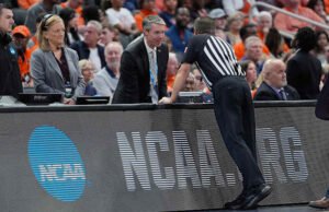 Bel akan berbunyi terus menerus selama kurang lebih tujuh menit, menyebabkan penundaan pada pertandingan Iowa-Illinois March Madness