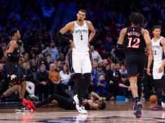 Wembanyama terkesan dengan perjalanannya baru-baru ini untuk melihat Cahaya Utara. Spora bersinar terang bahkan dalam cuaca panas