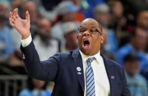 North Carolina menyia-nyiakan keunggulan besar dan sekali lagi tersingkir lebih awal dari March Madness di bawah asuhan Hubert Davis