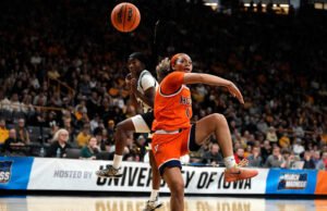 Virginia menjadi tim Empat Pertama pertama yang mencapai Sweet Sixteen setelah kemenangan ganda PL 83-75 atas Iowa