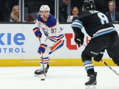 McDavid mencetak dua gol, memberinya 401 gol dalam karirnya dan 1.200 poin saat Oilers mengalahkan Mammoth 5-2