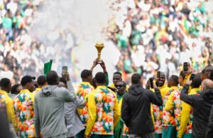 Senegal mempersembahkan trofi Piala Afrika di Paris saat mengajukan banding atas keputusan CAF yang mencabut gelar tersebut