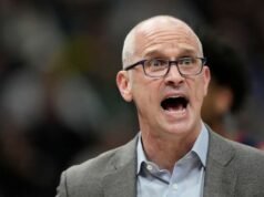 Tepat pada saat March Madness, Dan Hurley dari UConn sekali lagi berdebat dengan para pejabat