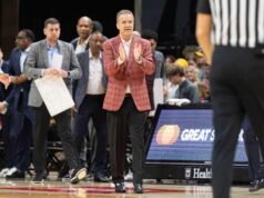 John Calipari dari Arkansas menjadi pelatih putra Divisi I 5 dan mencapai 900 kemenangan