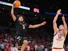 Hampir menjadi buzzer-beater terhebat sepanjang masa? Tyler Tanner dari Vanderbilt mengalahkan pergantian setengah lapangan