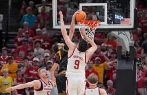 Fred Hoiberg dari Nebraska menyalahkan fakta bahwa empat pemain berada di lapangan, yang menyebabkan keranjang Iowa yang kritis