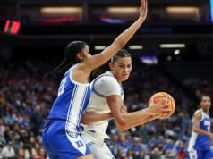 UCLA bangkit dari defisit babak pertama yang jarang terjadi di belakang Betts untuk mengalahkan Duke dan mencapai Final Four Wanita