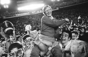 Lou Holtz, pendukung sepak bola perguruan tinggi yang melatih Notre Dame meraih gelar nasional tahun 1988, meninggal dunia pada usia 89 tahun