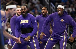 Menurut liga, LeBron mengoper ke Bronny untuk mendapatkan lemparan tiga angka dan assist ayah-anak pertama NBA