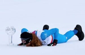 Goggia menang dan mengamankan gelar Piala Dunia Super G. Aicher terus menutup kesenjangan dengan pemimpin keseluruhan Shiffrin