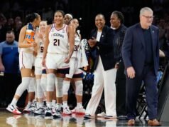 UConn dan Geno Auriemma mengalahkan Notre Dame 70-52 untuk mengamankan penampilan Final Four ke-25 putri
