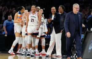 UConn dan Geno Auriemma mengalahkan Notre Dame 70-52 untuk mengamankan penampilan Final Four ke-25 putri