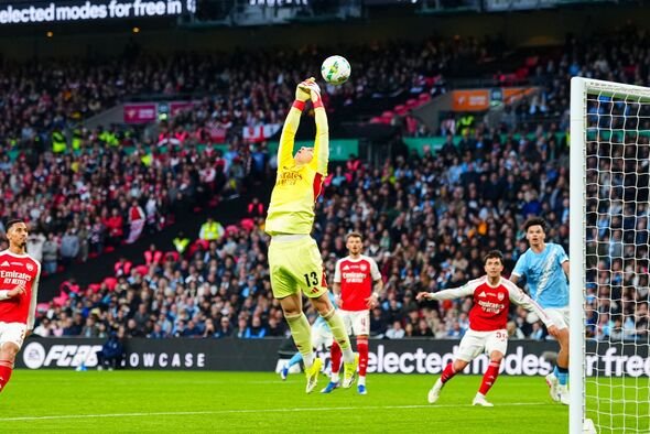 Kepa Arrizabalaga mencoba merebut bola Kepa Arrizabalaga mencoba merebut bola