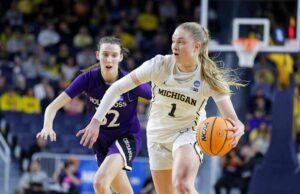 Nomor 2 Michigan mengalahkan Holy Cross 83-48 di turnamen NCAA wanita