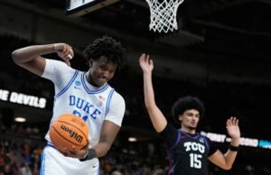 Favorit terus menang, tetapi jumlah kelompok March Madness yang sempurna terus menyusut