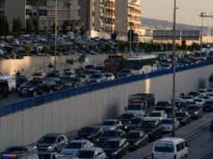 penduduk pinggiran selatan Beirut melarikan diri dengan panik setelah seruan Israel untuk mengungsi