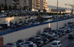 penduduk pinggiran selatan Beirut melarikan diri dengan panik setelah seruan Israel untuk mengungsi