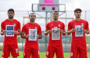 Para pemain sepak bola Iran menghormati anak-anak yang diduga menjadi korban perang sebelum latihan pemanasan Piala Dunia