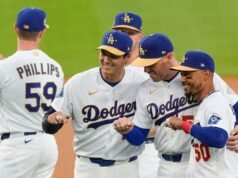 Dodgers menerima perhiasan Seri Dunia yang berkilauan untuk mengakui gelar berturut-turut