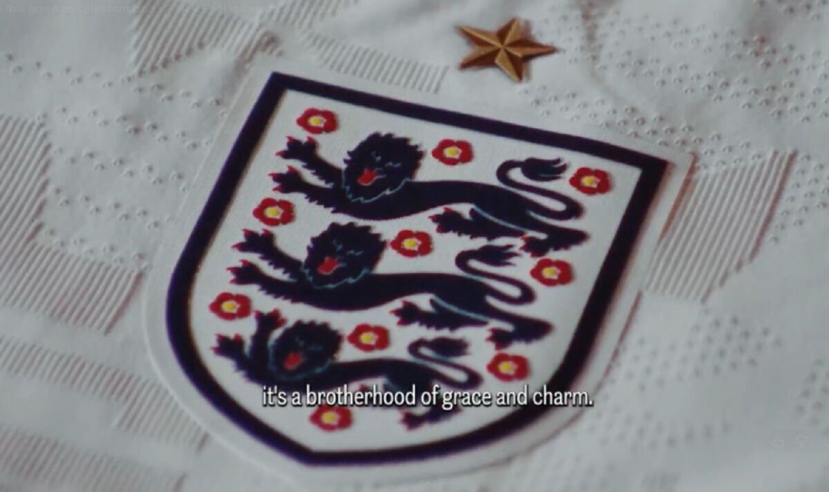 Ada desain elegan di sekitar lencana