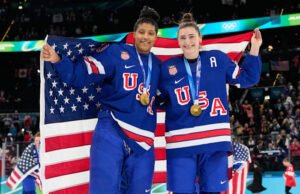 Putaran kemenangan juara Olimpiade hoki es Amerika diam-diam menghilangkan politik dari perayaan tersebut