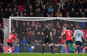 Wirtz Jerman menghancurkan pemain internasional Swiss dan Kulit Putih. Inggris kembali sebagai pahlawan dan penjahat