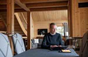 Pemilihan kota 2026: di balik semi-suksesnya kandidat Périclès, miliarder Pierre-Édouard Stérin menjalin jaringnya