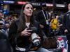 Caitlin Clark bekerja sebagai fotografer untuk Indiana Pacers saat mereka menjamu LeBron dan Lakers