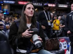Caitlin Clark bekerja sebagai fotografer untuk Indiana Pacers saat mereka menjamu LeBron dan Lakers