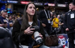 Caitlin Clark bekerja sebagai fotografer untuk Indiana Pacers saat mereka menjamu LeBron dan Lakers