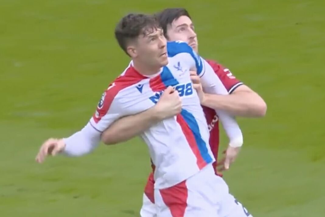 Jorgen Strand Larsen dan Harry Maguire saling bersaing