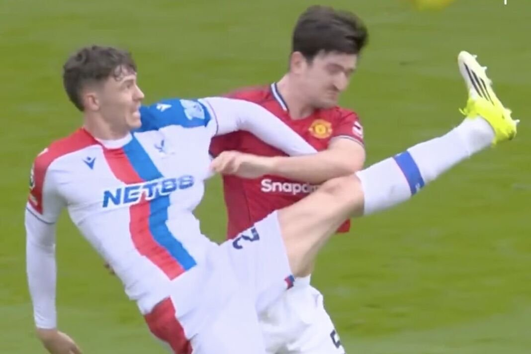 Jorgen Strand Larsen dan Harry Maguire saling bersaing