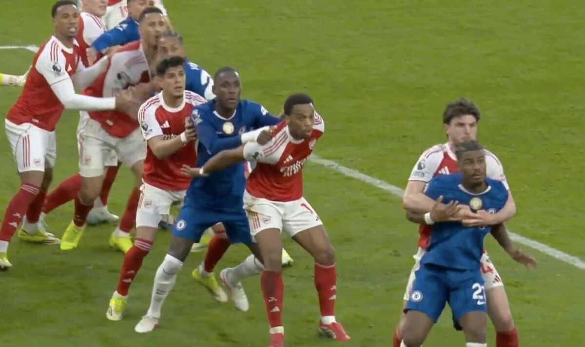 Declan Rice dan Jorrel Hato saling bersaing