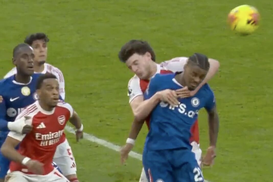 Declan Rice dan Jorrel Hato saling bersaing