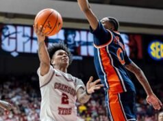 Aden Holloway dari Alabama, pencetak gol terbanyak kedua di Tide, ditangkap atas tuduhan narkoba